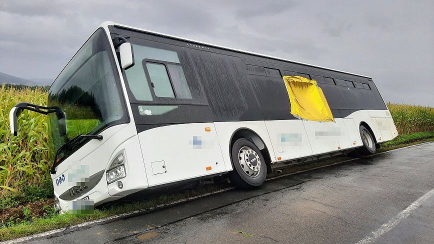 Na Šumpersku se převrátil linkový autobus